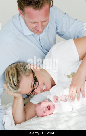 I genitori con bambino Foto Stock