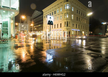 Il Checkpoint Charlie di Berlino la notte Foto Stock