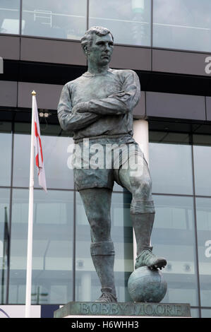 Statua di Bobby Moore allo Stadio di Wembley, Brent, London, England, Regno Unito, Europa Foto Stock