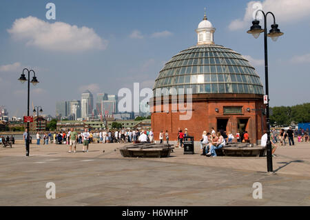 Ingresso del Tunnel Tamigi e vista di Docklands, Greenwich, London, England, Regno Unito, Europa Foto Stock