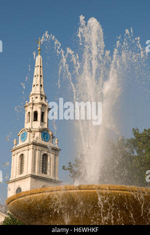 La fontana e la chiesa di San Martino-in-the-Fields a Trafalgar Square a Londra, Inghilterra, Regno Unito, Europa Foto Stock