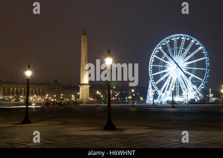 Obelisco e ruota panoramica sulla Place de la Concorde, night shot, Parigi, Francia, Europa Foto Stock