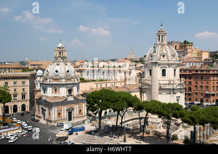 Piazza del Campidoglio piazza con la Chiesa di Santa Maria di Loreto e la Chiesa Santissimo Nome di Maria, la Chiesa della Santissima Foto Stock