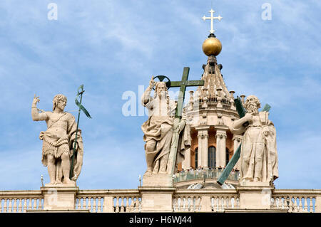 Le statue sulla cupola della Basilica di San Pietro in Piazza San Pietro, Basilica di San Pietro in Vaticano, Città del Vaticano, Roma, Italia Foto Stock