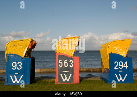 Sedie da spiaggia in vimini sulla spiaggia in erba, North Sea Resort a Cuxhaven, Bassa Sassonia Foto Stock
