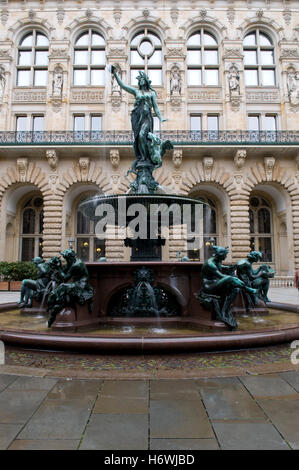 Hygieia-Brunnen fontana nel cortile del municipio di Amburgo Foto Stock