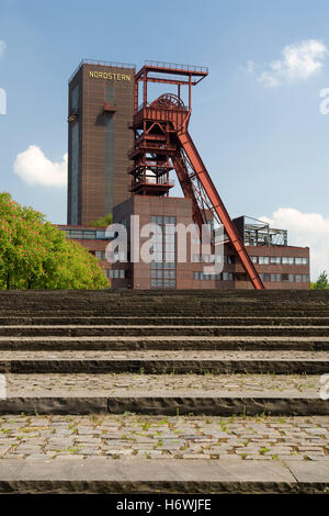 E Headframe Malakowturm torre dell'ex Zeche Nordstern miniera nelle Nordsternpark, Route der Industriekultur via di Foto Stock