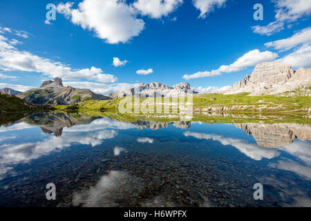 La riflessione della Croda dei Rondoi e Torre di Toblin, Sesto Dolomiti, Alto Adige, Italia. Foto Stock