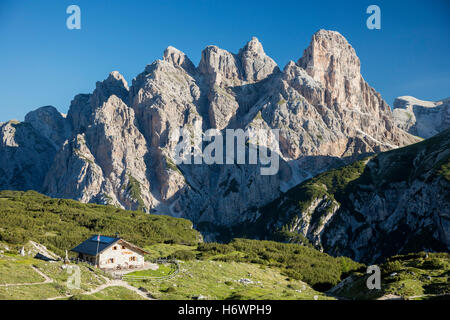 Ristorante Langalm accanto a Tre Cime di Lavaredo, Sesto Dolomiti, Alto Adige, Italia. Foto Stock