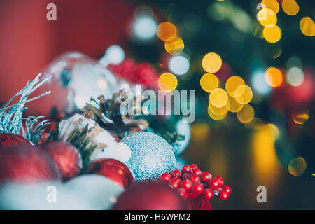 Natale ghirlanda decorativa con rami di abete rosso e argento baubles, pigne e altri ornamenti, nel nuovo anno di backgrou Foto Stock