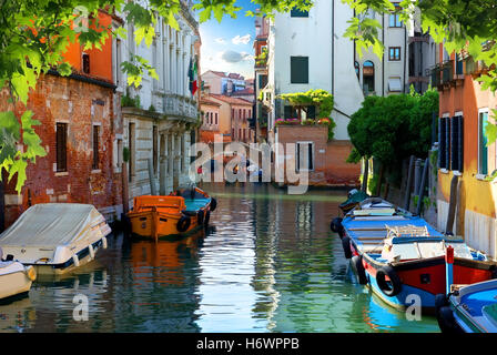 Giornata di sole in strada di Venezia, Italia Foto Stock