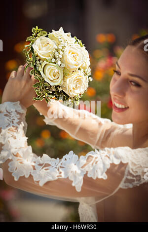 Per la sposa bouquet toss agli amici pronto Foto Stock