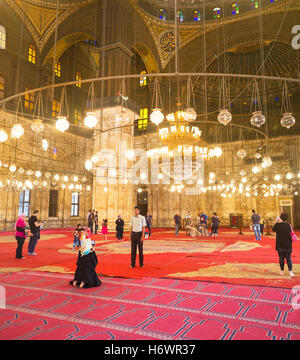 L'interno della Grande Moschea di Muhammad Ali Pasha, piena di turisti e di gente del posto Foto Stock