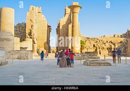 Il cortile del tempio di Karnak con la vista sulla East secondo pilone, colonne e statue dei faraoni, Luxor Foto Stock