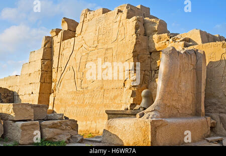 L antico rilievo sul settimo pilone del Tempio di Karnak raffigura Thutmosi III, defiting i suoi nemici, Luxor, Egitto. Foto Stock