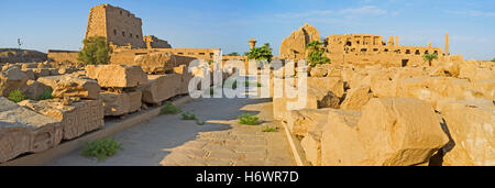 La vista panoramica del sud del percorso processionale del Tempio di Karnak Luxor Egitto. Foto Stock