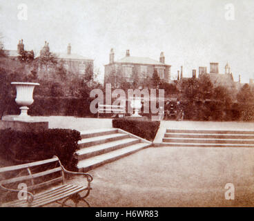 Regno Unito, Inghilterra, Cheshire, Macclesfield, storica immagine circa 1865, due uomini in West Park Foto Stock