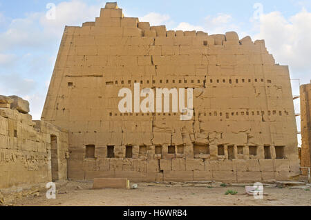 Il massiccio muro di pietra con le numerose cricche longitudinali è la parte intatta del settimo pilone del Tempio di Karnak e Luxor, Foto Stock