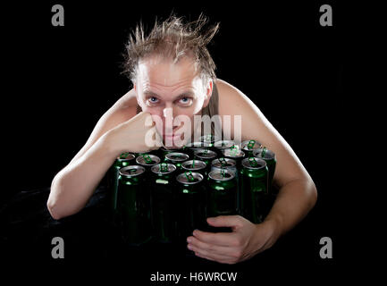 La felice ubriaco uomo vicino a vuoto vasi di birra Foto Stock