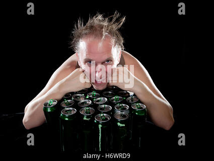 La felice ubriaco uomo vicino a vuoto vasi di birra Foto Stock