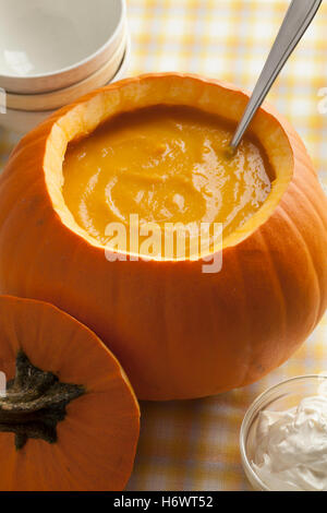 Fatta fresca zuppa di zucca in una zucca arancione Foto Stock