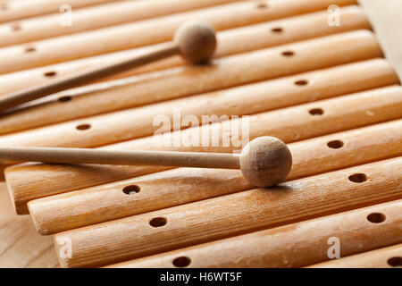 Vecchio xilofono in legno close up Foto Stock