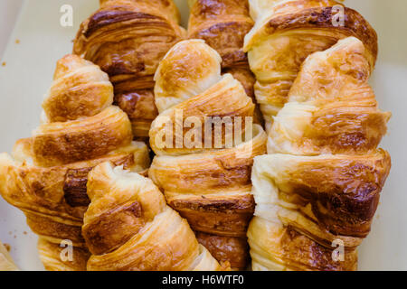 Pane appena sfornato in casa sul mercato. Vista dall'alto. Close up. Foto Stock