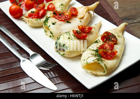 Il ristorante di pesce di angolo cucina cucina dieta di bambù cina olio d'oliva piatto alimentare pasto giapponese bollito polpo calamari secondo prezzemolo Foto Stock