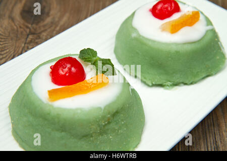 Cibo aliment leaf macro close-up di ammissione macro vista ravvicinata dolce closeup studio frutto mini torta torte dolci crema tradizionale Foto Stock