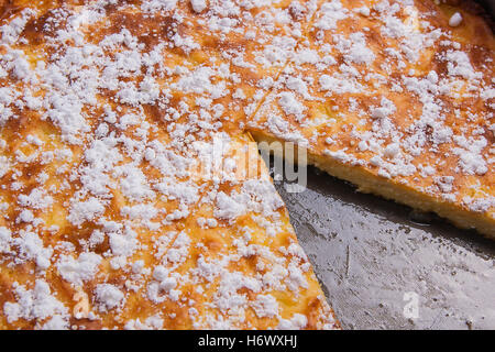 Vista ravvicinata di fatti in casa pane appena sfornato la torta di mele nella forma di supporto. Foto Stock