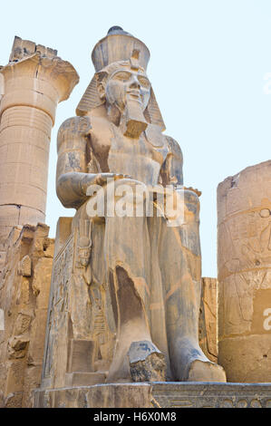 La gigantesca statua di Ramesse II nel Tempio di Luxor in Egitto. Foto Stock