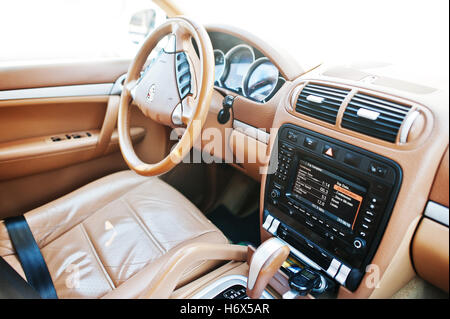 Hai, Ucraina - 20 Ottobre 2016: Porsche Cayenne interno Foto Stock