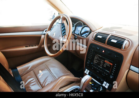 Hai, Ucraina - 20 Ottobre 2016: Porsche Cayenne interno Foto Stock