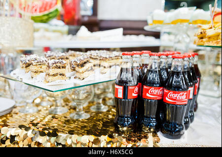 Hai, Ucraina - 25 Ottobre 2016: Coca Cola bottiglia sul tavolo del buffet Foto Stock