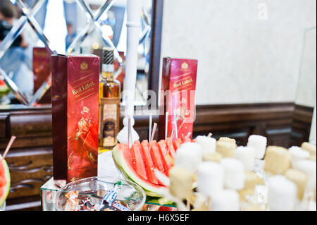 Hai, Ucraina - 25 Ottobre 2016: etichetta rossa whiskey caselle sul tavolo da buffet Foto Stock