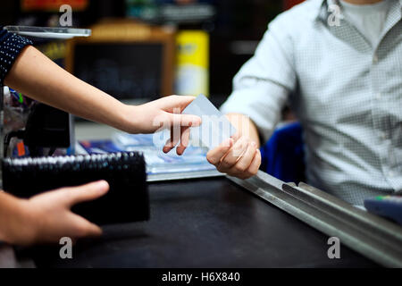 Shopping ripiene carta di credito supermercato finance store in possesso della ricevuta di contenimento occupazione vendita cassa cassa contanti Foto Stock