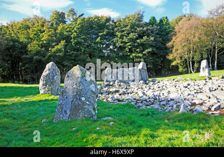 Una vista della pietra e dei fianchers recumbent al Loanhead del cerchio di pietra di Daviot vicino a Inverurie, Scozia, Aberdeenshire, Regno Unito. Foto Stock