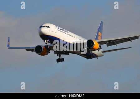 Icelandair Boeing 767-300ER TF-ISO l'atterraggio all'Aeroporto Heathrow di Londra, Regno Unito Foto Stock