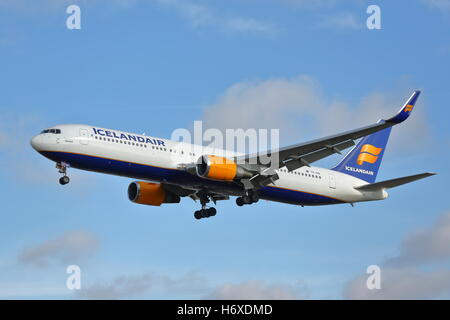 Icelandair Boeing 767-300ER TF-ISO l'atterraggio all'Aeroporto Heathrow di Londra, Regno Unito Foto Stock