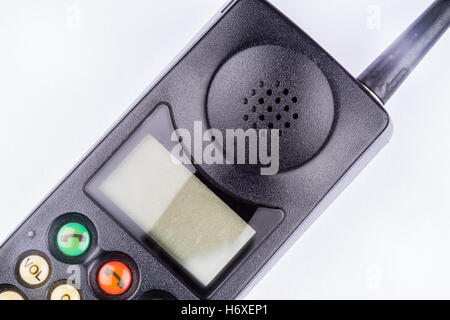 In prossimità di un vecchio stile vintage nero mobile telefono in mattoni posati su uno sfondo bianco Foto Stock