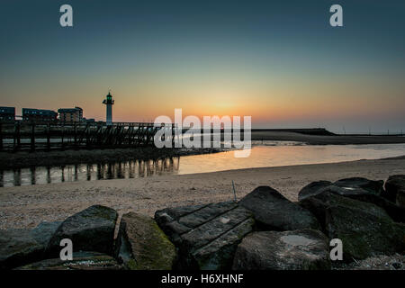 Tramonto e atmosfera serale presso la spiaggia di Deauville con Pier e del faro durante la marea di declino Foto Stock