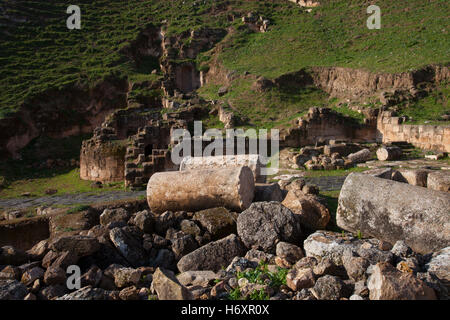 Colonne megalitica a Umm al-Amad (madre di colonne) presso il sito archeologico di Abila Dekapoleos nella Decapoli che era una antica città romana e Christian sede vescovile a nord-est di Irbid, Giordania. Foto Stock