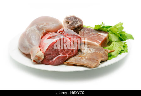 Piatti tipici della cucina spagnola. Alcuni ingredienti usati per preparare stufato spagnolo. Carni e verdure isolato Foto Stock