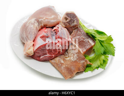 Piatti tipici della cucina spagnola. Alcuni ingredienti usati per preparare stufato spagnolo. Carni e verdure isolato Foto Stock
