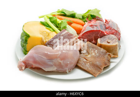 Piatti tipici della cucina spagnola. Alcuni ingredienti usati per preparare stufato spagnolo. Carni e verdure isolato Foto Stock