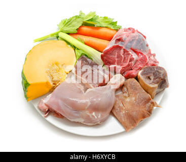Piatti tipici della cucina spagnola. Alcuni ingredienti usati per preparare stufato spagnolo. Carni e verdure isolato Foto Stock
