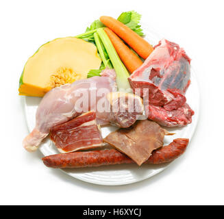 Piatti tipici della cucina spagnola. Alcuni ingredienti usati per preparare stufato spagnolo. Carni e verdure isolato Foto Stock