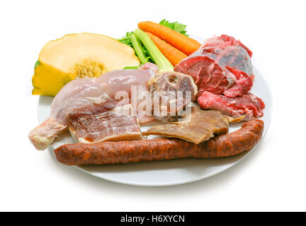 Piatti tipici della cucina spagnola. Alcuni ingredienti usati per preparare stufato spagnolo. Carni e verdure isolato Foto Stock