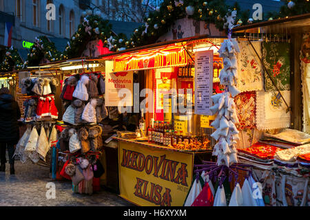 Chioschi in legno che offrono souvenir e prodotti alimentari durante il mercatino di Natale a Praga. Foto Stock