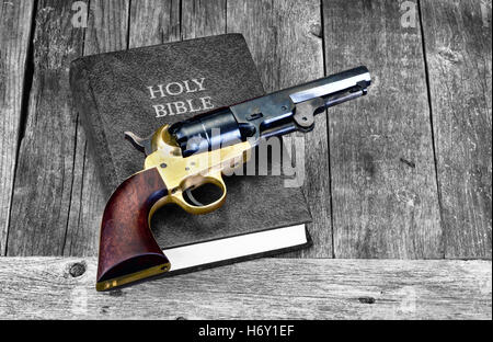 Vecchia pistola occidentali sulla Sacra Bibbia con una stanza per il tipo. Foto Stock